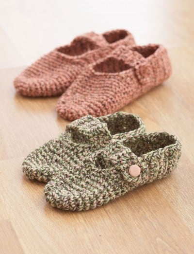 The comfort of handmade slippers can’t be beat. We’ve rounded up 20 of the most adorable, comfortable & cozy free crochet slipper patterns perfect for fall. Crochet a set of these slippers for every member of the family and put a few aside for guests, too!