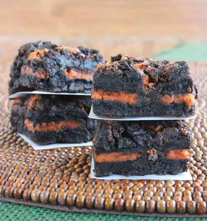 Autumn Oreo Brownies - These Fall recipes are perfect for the holidays and for any time you want to bring the delicious smells of apple, cinnamon, and pumpkin into your home. You're guaranteed to find a fall flavor you love with these 18 delicious fall dessert recipes.