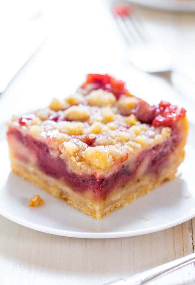 Strawberry Lemonade Bars - Check out our list of 20 of the best easy desserts to feed a crowd. Be prepared for empty dishes and a round of applause when you bring one of these recipes to your next event.