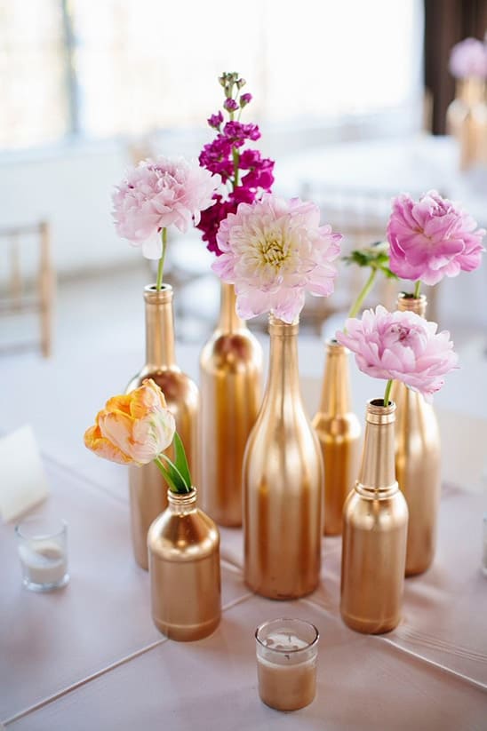 Believe it or not, you can create stunning centerpieces without spending much at all. We’ve found some beautiful DIY wedding centerpieces ideas that looking anything but cheap.