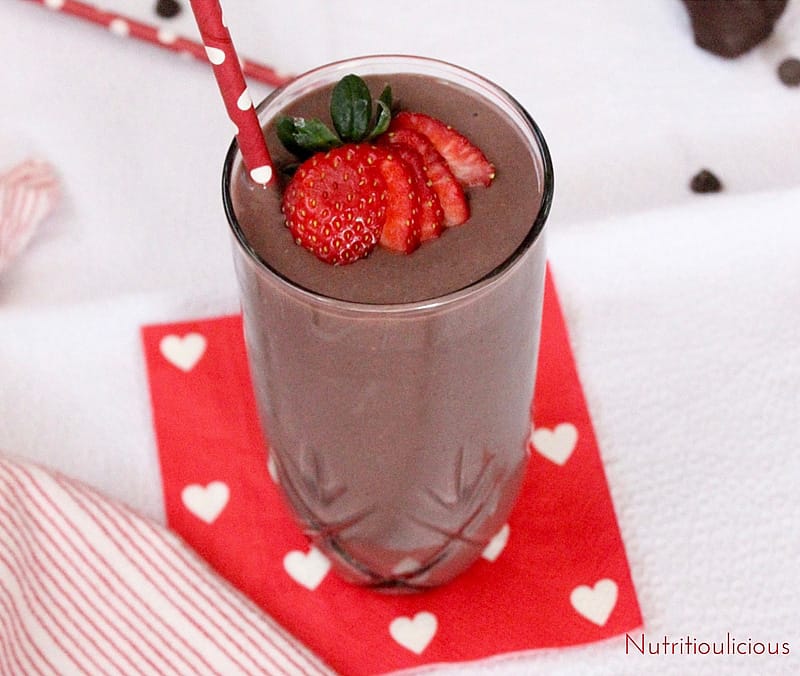 Dark Chocolate Strawberry Smoothie - easy smoothie recipes