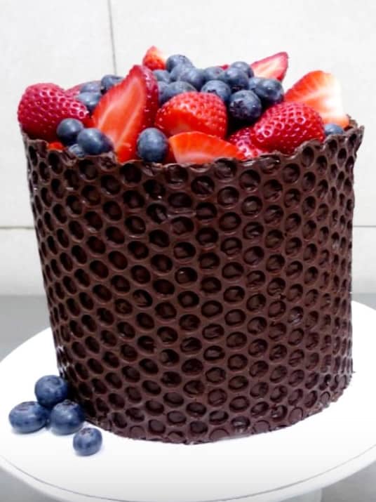 Decorate with Bubble Wrap - birthday cake decorating ideas