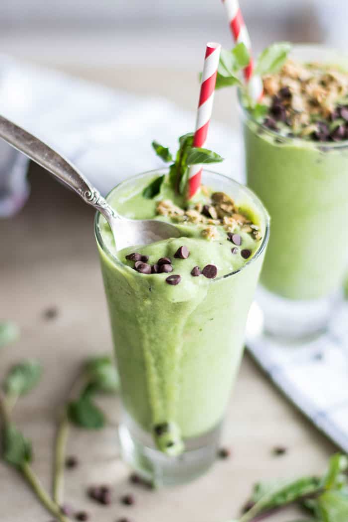 Dreamy Chocolate Chip Mint Smoothie - easy smoothie recipes