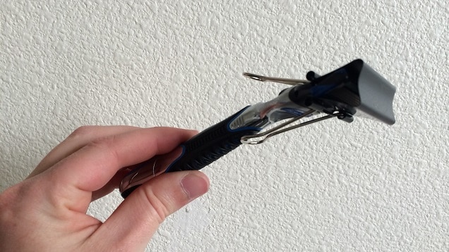 binder clip razor storage - easy travel hack
