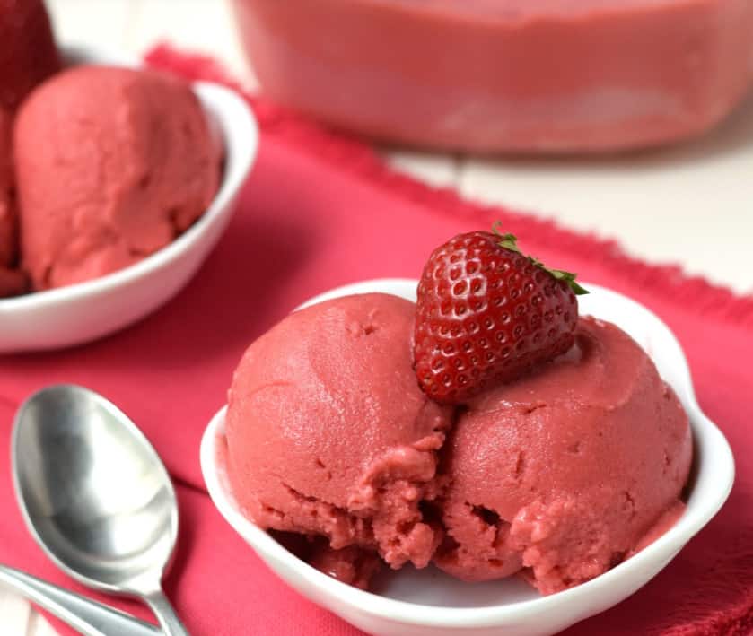 Strawberry Frozen Yogurt - easy healthy desserts