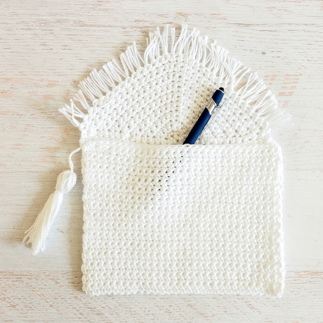 The Fringe Clutch is the perfect little present you can make for that teen or tween in your life who loves getting dressed up. #crochetbag #crochetclutch #crochetpurse #crochetpattern #crochetlove #crochetaddict