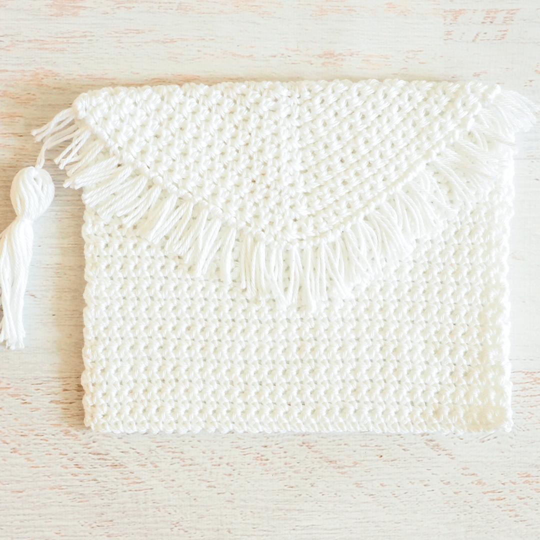 The Fringe Clutch is the perfect little present you can make for that teen or tween in your life who loves getting dressed up. #crochetbag #crochetclutch #crochetpurse #crochetpattern #crochetlove #crochetaddict