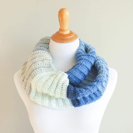 The colors and the back loop only stitch are what really sets the Modern Cowl apart from other scarves. #crochetcowl #crochetscarf #freecrochetpattern #crochetpattern #crochetlove #crochetaddict