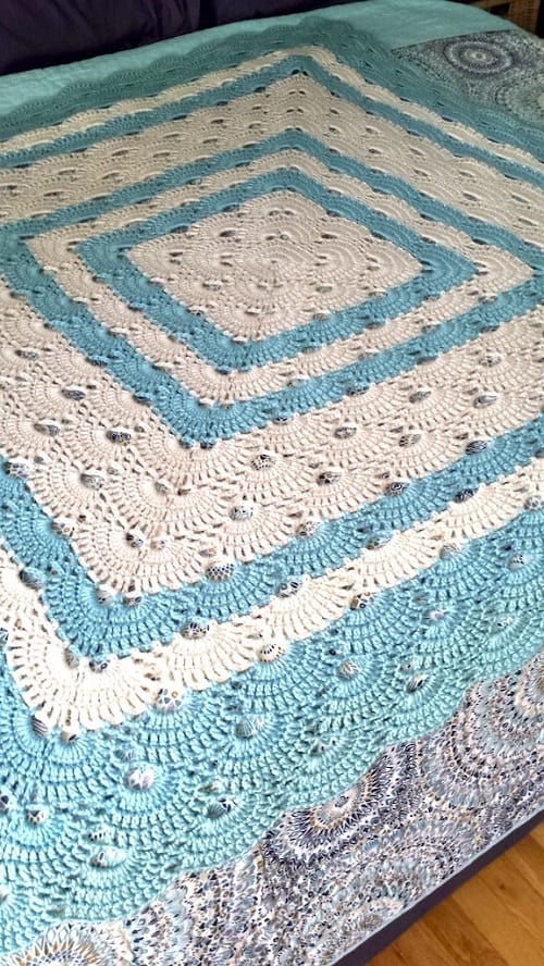 Thursday Throwback Crochet Blanket - Whether it’s an easy crochet blanket you’re after or something more complex, these crochet blanket patterns have something for everyone. #crochetblanketpatterns #crochetpatterns #crochetblanket, #crochet #freecrochetpatterns