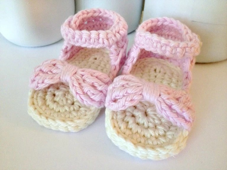 Baby Sandals - These crochet sandals and barefoot sandals are the perfect summer crochet projects. These crochet patterns take just a little bit of yarn. #CrochetSandals #CrochetPatterns #CrochetSandalPatterns