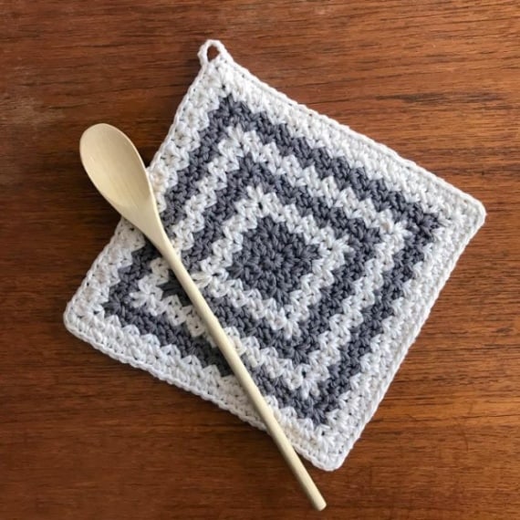 Country Crochet Dishcloth - These crochet dishcloth patterns are all free and are so different from each other. Test your creativity with one of these brilliant dishcloth patterns. #CrochetDishclothPatterns #CrochetPatterns #DishclothPatterns