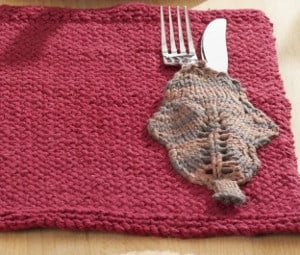 Autumn Leaves Knit Placemat - We’ve got 16 quick and easy Thanksgiving knitting patterns for anything from hats, to centerpiece decorations. #knittingpatterns #thanksgivingknittingpatterns #freeknittingpatterns