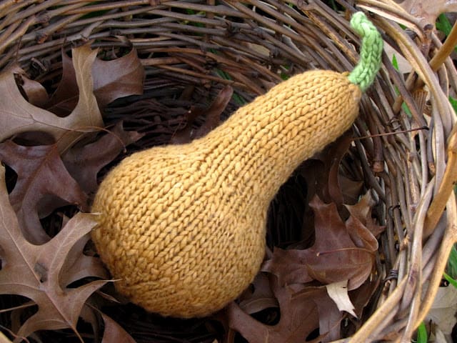 Butternut Squash Knitting Pattern - We’ve got 16 quick and easy Thanksgiving knitting patterns for anything from hats, to centerpiece decorations. #knittingpatterns #thanksgivingknittingpatterns #freeknittingpatterns