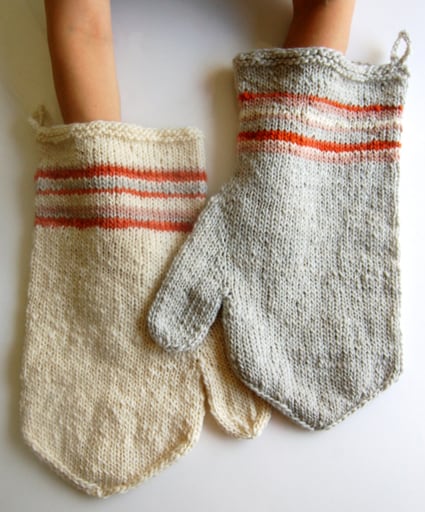 Felted Thanksgiving Oven Mitts - We’ve got 16 quick and easy Thanksgiving knitting patterns for anything from hats, to centerpiece decorations. #knittingpatterns #thanksgivingknittingpatterns #freeknittingpatterns