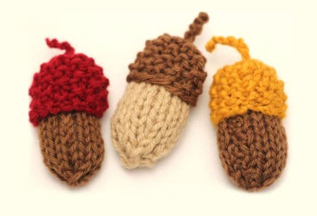 Knit Acorns - We’ve got 16 quick and easy Thanksgiving knitting patterns for anything from hats, to centerpiece decorations. #knittingpatterns #thanksgivingknittingpatterns #freeknittingpatterns