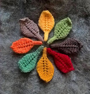 Little Leaf Applique - We’ve got 16 quick and easy Thanksgiving knitting patterns for anything from hats, to centerpiece decorations. #knittingpatterns #thanksgivingknittingpatterns #freeknittingpatterns