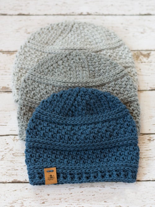 Simple Seed Stitch Beanie Crochet Hat - These 26 crochet winter hat patterns are perfect to create a winter hat accessory that you love and can rely on. #crochetwinterhat #crochetpatterns #crochethatpatterns
