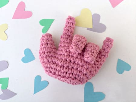 ASL I Love You Crocheted Valentine - Check out this list of ‘love’-ly easy crochet projects you can do for the ones you love. These range from easy trinkets, wreaths and blankets. #EasyCrochetProjects #CrochetPatterns #ValentineCrochetPatterns