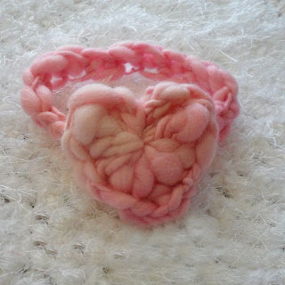 Chainless Foundation Heart Headband - Check out this list of ‘love’-ly easy crochet projects you can do for the ones you love. These range from easy trinkets, wreaths and blankets. #EasyCrochetProjects #CrochetPatterns #ValentineCrochetPatterns
