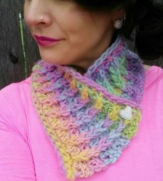 Colorful "Conversation Hearts" Crochet Cowl - Check out this list of ‘love’-ly easy crochet projects you can do for the ones you love. These range from easy trinkets, wreaths and blankets. #EasyCrochetProjects #CrochetPatterns #ValentineCrochetPatterns