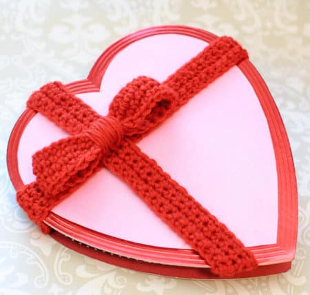 Decorative Valentine's Bow - Check out this list of ‘love’-ly easy crochet projects you can do for the ones you love. These range from easy trinkets, wreaths and blankets. #EasyCrochetProjects #CrochetPatterns #ValentineCrochetPatterns