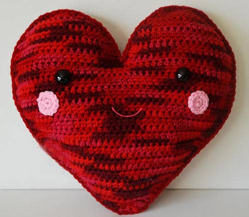 Heart Kawaii Cuddler - Check out this list of ‘love’-ly easy crochet projects you can do for the ones you love. These range from easy trinkets, wreaths and blankets. #EasyCrochetProjects #CrochetPatterns #ValentineCrochetPatterns