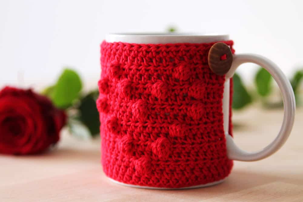 I Heart U Mug Cozy - Check out this list of ‘love’-ly easy crochet projects you can do for the ones you love. These range from easy trinkets, wreaths and blankets. #EasyCrochetProjects #CrochetPatterns #ValentineCrochetPatterns