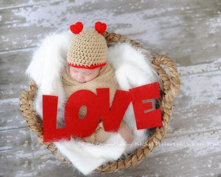 Love Bug Hat - Check out this list of ‘love’-ly easy crochet projects you can do for the ones you love. These range from easy trinkets, wreaths and blankets. #EasyCrochetProjects #CrochetPatterns #ValentineCrochetPatterns