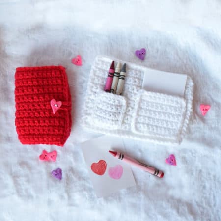 Love Notes Valentine - Check out this list of ‘love’-ly easy crochet projects you can do for the ones you love. These range from easy trinkets, wreaths and blankets. #EasyCrochetProjects #CrochetPatterns #ValentineCrochetPatterns