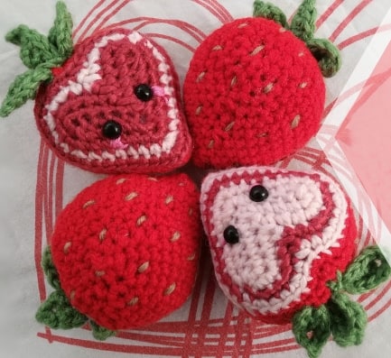 Strawberry Hearts - Check out this list of ‘love’-ly easy crochet projects you can do for the ones you love. These range from easy trinkets, wreaths and blankets. #EasyCrochetProjects #CrochetPatterns #ValentineCrochetPatterns