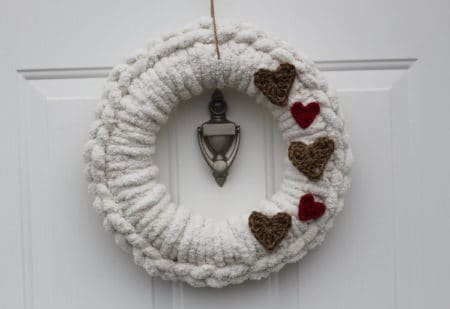 Valentines Heart Wreath - Check out this list of ‘love’-ly easy crochet projects you can do for the ones you love. These range from easy trinkets, wreaths and blankets. #EasyCrochetProjects #CrochetPatterns #ValentineCrochetPatterns