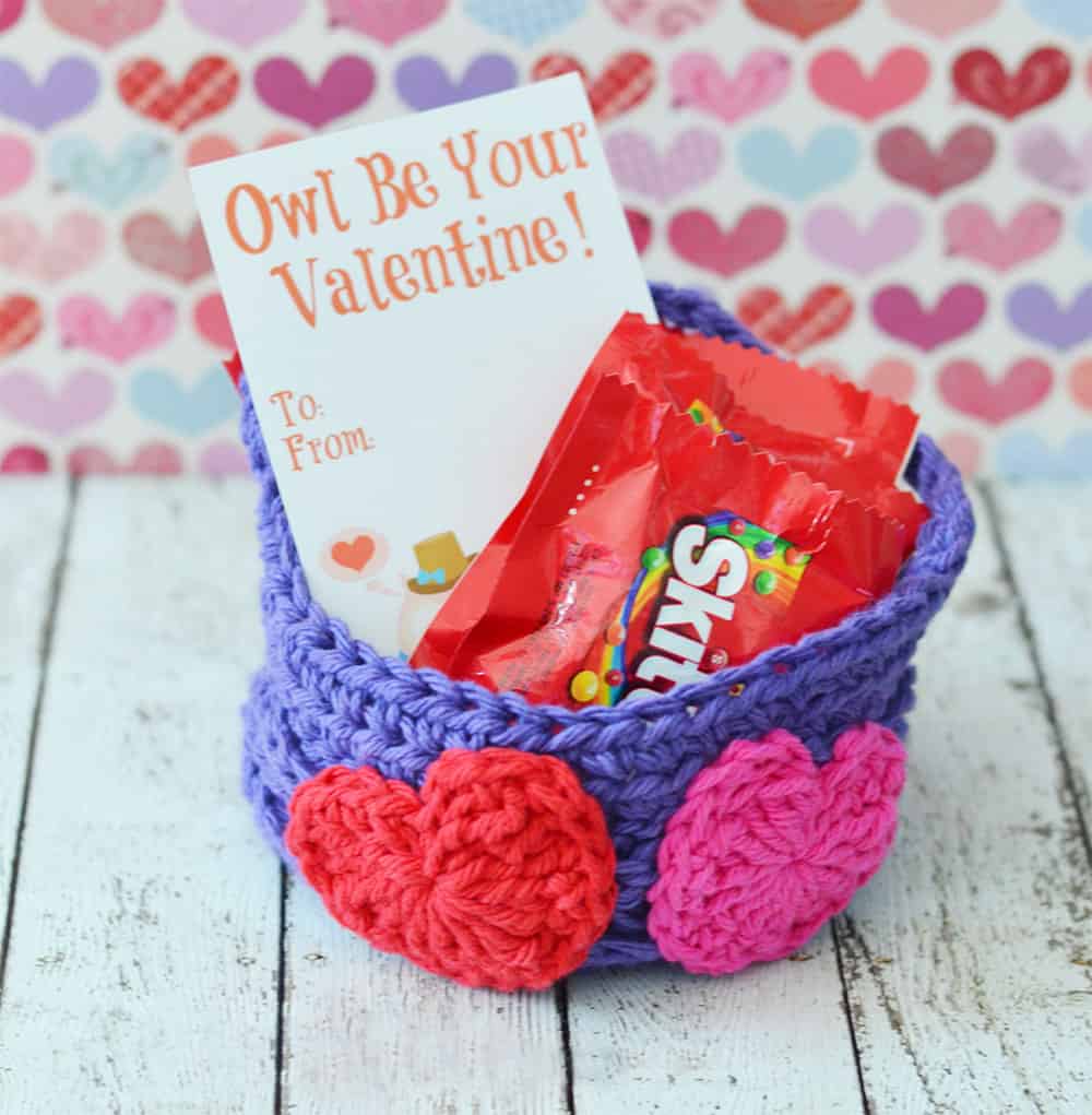 Valentine’s Day Basket - Check out this list of ‘love’-ly easy crochet projects you can do for the ones you love. These range from easy trinkets, wreaths and blankets. #EasyCrochetProjects #CrochetPatterns #ValentineCrochetPatterns