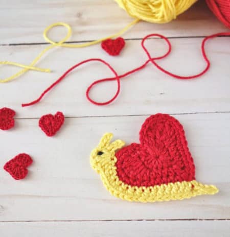 Valentine’s Day Heart Snail - Check out this list of ‘love’-ly easy crochet projects you can do for the ones you love. These range from easy trinkets, wreaths and blankets. #EasyCrochetProjects #CrochetPatterns #ValentineCrochetPatterns