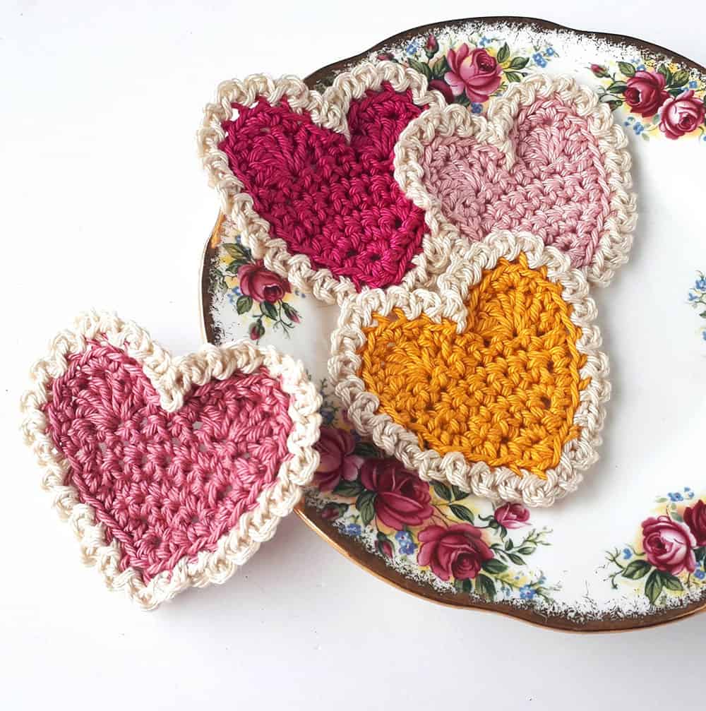 Vintage Crochet Hearts - Check out this list of ‘love’-ly easy crochet projects you can do for the ones you love. These range from easy trinkets, wreaths and blankets. #EasyCrochetProjects #CrochetPatterns #ValentineCrochetPatterns