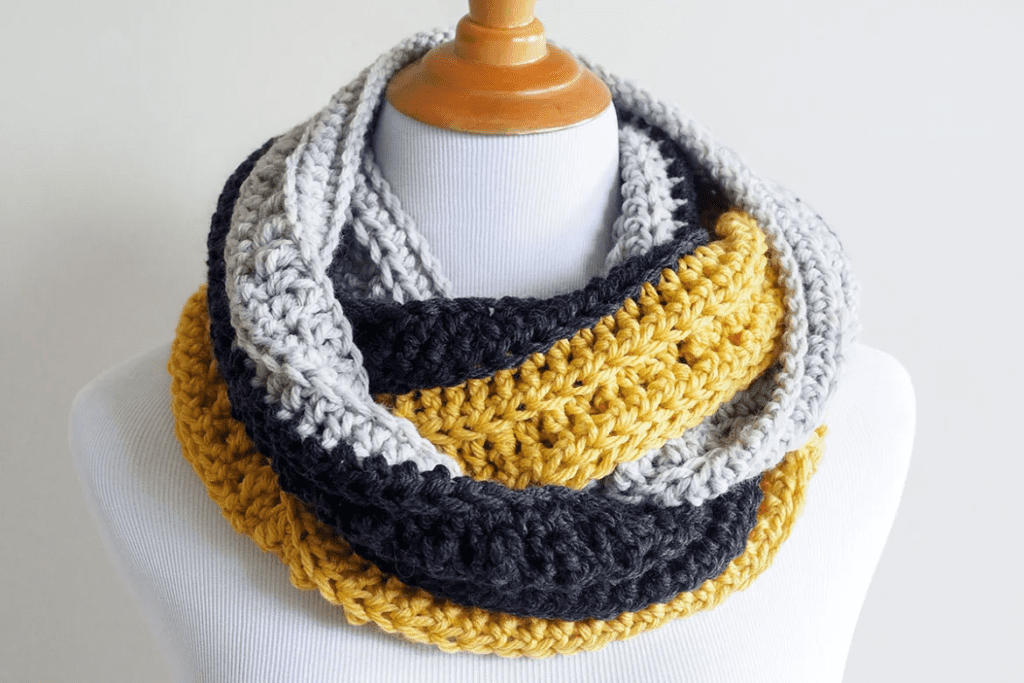 Tri-Toned Chunky Crochet Infinity Scarf Pattern